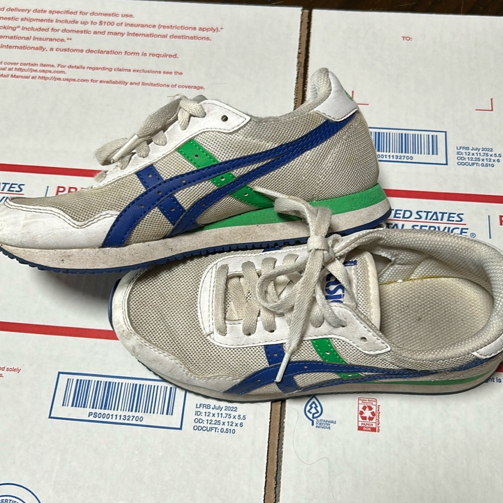 Girls size 3.5 ASICS.